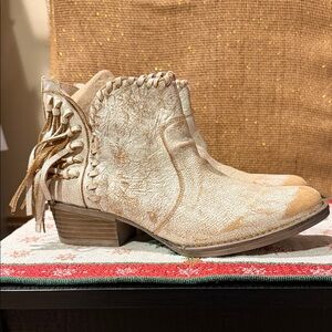 Distressed  circle G white cowboy ankle boots size 10